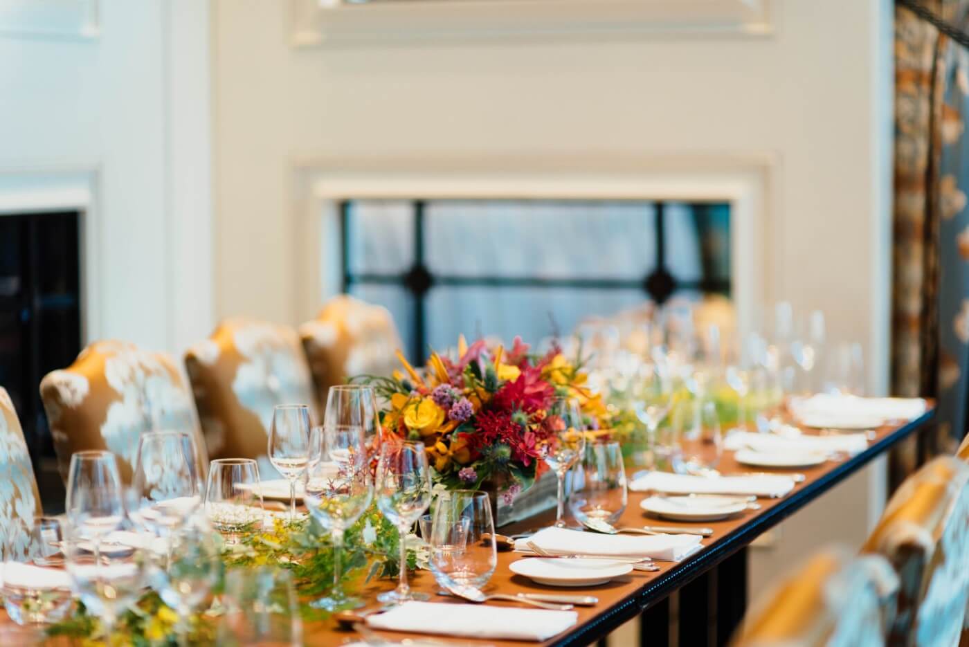 Gedeckter Tisch mit Blumen und Tellern