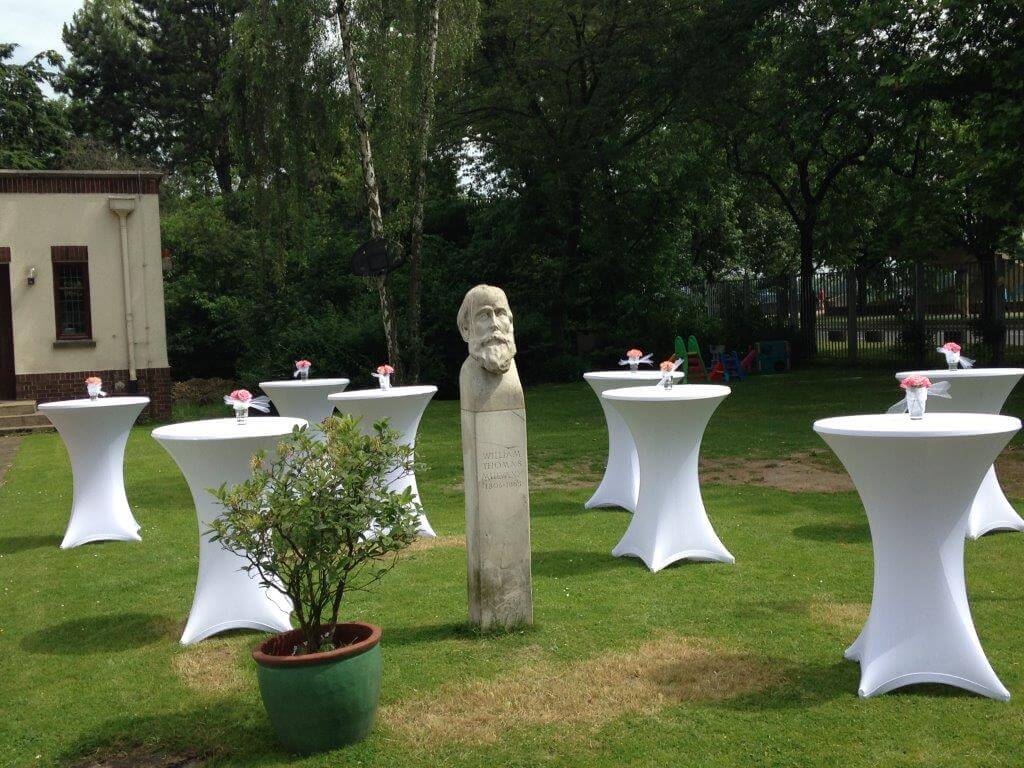 Partytische im Garten