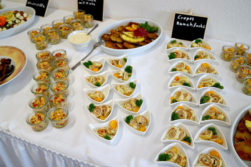 Buffet in kleinen Schüsseln und Gläsern