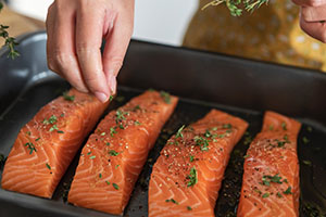 Frisches Lachsfilet in der Zubereitung