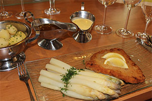 Spargel mit Wiener Schnitzel